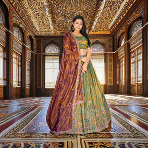 Lehenga Choli Fendy en tissu filet avec broderie complexe multi-fils, jupe évasée, blouse de créateur et dupatta contrastant – Tenue de cérémonie - Product Image 1