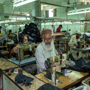 Camiseta de mujer con cuello en V, manga corta, dobladillo curvo, talla grande, color liso, estilo casual, a la moda, ideal para mujer V-1540 - Product Image 6