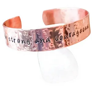 Bracelet de thérapie en laiton à manchette ouverte, motif verset biblique gravé de qualité supérieure, citation en relief, bijou minimaliste, cadeau - Product Image 3