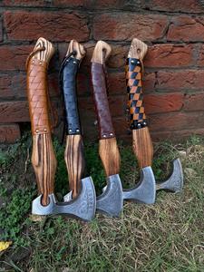 Hache Viking Industrielle Artisanale avec Tête en Acier Carbone Gravée, Manche en Bois, Poignée Enveloppée de Cuir, Hache d'Extérieur d'Inspiration Nordique - Product Image 2