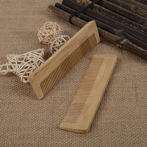 Peigne en bambou avec logo personnalisé et emballage - Product Image 2