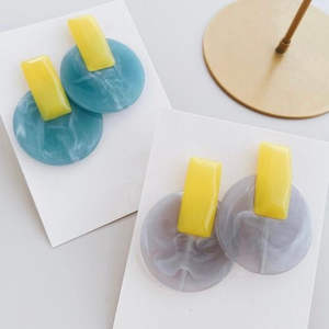 Boucles d'oreilles de créateur de luxe en résine, faites à la main, accessoires de mode pour femmes, pour les soirées, durables, fabriquées en Inde - Product Image 1