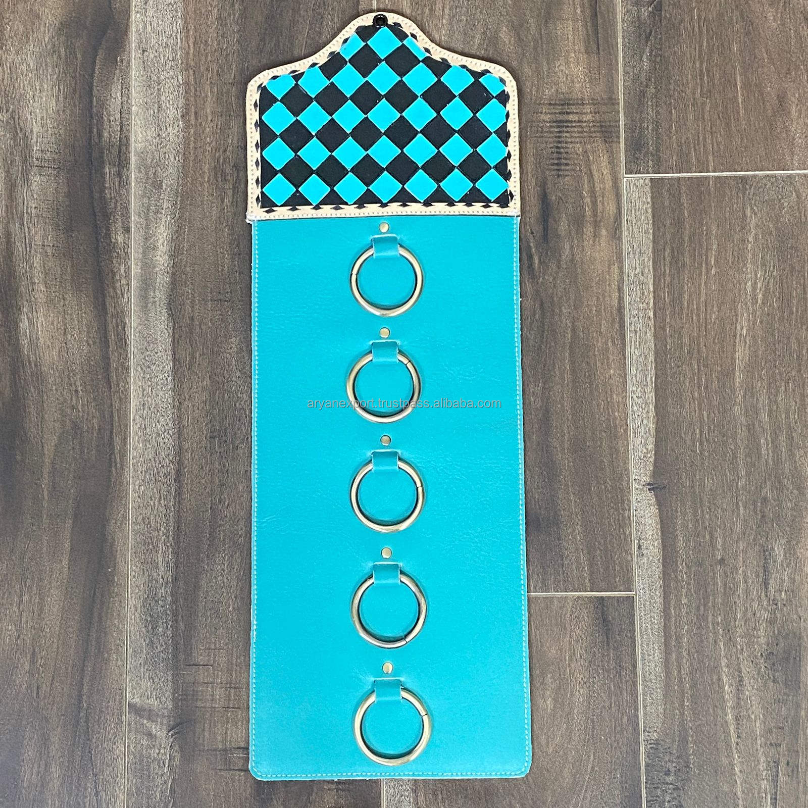 เทอร์ควอยซ์และลายตารางสีดำ