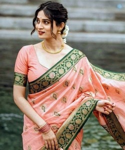 Dernier modèle de sari en soie Banarasi avec richement orné de fleurs, de tissage Mina et Zari, de pallu et de bordure au travail artisanal unique, avec blouse non cousue 84876 Rose - Product Image 1