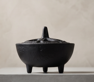 Quemador de incienso de aluminio negro con trípode, cuenco de fundición rugosa y tapa con recorte de pétalos, venta al por mayor - Product Image 1