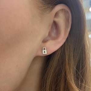 Boucles d'oreilles minimalistes à fermoir push-back en or massif 14K 18K, avec diamants de laboratoire taille ronde pavé, motif cadenas de luxe, pour usage quotidien - Product Image 6
