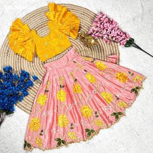 Pattu-Pavadai para niña en color rosa claro brillante con bordado floral y mangas con volantes en amarillo, a precio de mayoreo. - Product Image 6