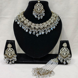 Ensemble collier et boucles d'oreilles en perles de cristal autrichien plaqué or JeweleMarket, avec Maang Tikka |   Bijoux de mariée indiens élégants pour - Product Image 4