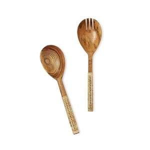 Ensemble de saladiers en bois d'acacia de style américain avec poignée en rotin tressé, écologique, cuillère et fourchette à salade, passe au lave-vaisselle, 11 pouces - Product Image 1