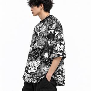 Camiseta de Hombre Talla Grande con Estampado de Grafiti en Blanco y Negro, Cuello Redondo, Manga Corta, Estilo Urbano - Product Image 4