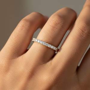 Anillo de media eternidad con engaste de puntas compartidas y corte redondo de 0.35 quilates - Product Image 6