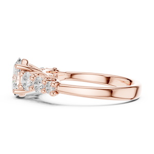Anillo de compromiso de moissanita con corte ovalado y piedras laterales redondas – Anillo de aniversario de plata de ley chapado en oro rosa con engaste de garras - Product Image 2
