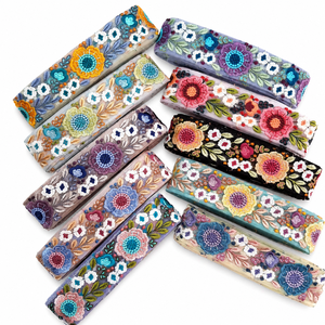 Dentelle florale brodée aux couleurs vives avec des fils colorés, idéale pour les robes, les saris, les garnitures, les artisanat et la décoration. - Product Image 1