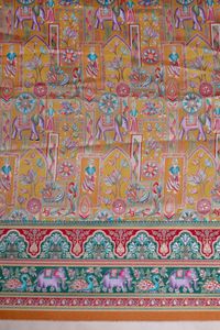 Tela Jacquard Crepé Natural Amarillo Mostaza con Estampado Étnico y Posiciones de Paisajes, Borde de Elefantes, Suave, Transpirable, Mediana, para Niñas - Product Image 3