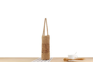 Añade un toque de elegancia fresca a tu atuendo con este bolso de hilo natural hecho a mano que exhibe una encantadora textura de red. - Product Image 2
