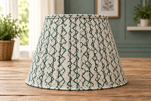 Abat-jour imprimé géométrique à motif de treillis vert |   Abat-jour plissé en tissu viscose et lin fait main |   Lampe de table, de sol et suspendue - Product Image 2
