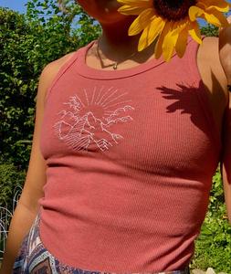Camiseta sin mangas de algodón acanalado color rosa empolvado con bordado de paisaje de montaña blanca para mujer, top de verano con cuello redondo, ropa urbana - Product Image 1