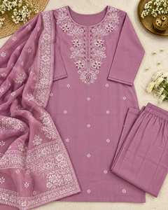 Conjunto de Tres Piezas de Kurta, Pantalón y Dupatta Bordado en Color Malva para Mujer, Diseño Floral en el Cuello, Ropa Étnica, Fabricante Mayorista - Product Image 6