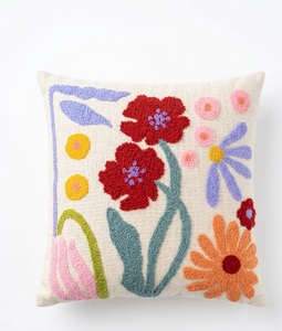 Housse de coussin carrée à motif floral et botanique capitonnée en crème, rouge, orange et bleu, fabricant sur mesure - Product Image 2