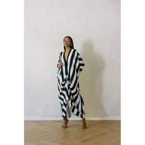 Caftán hecho a mano de alta calidad con rayas blancas y negras que se convierte en varios estilos, lo que lo convierte en un prenda esencial perfecta. - Product Image 3