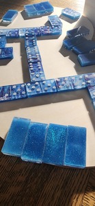 Fabrication sur mesure de jeux de dominos miniatures de haute qualité, écologiques, en résine, double six, avec boîte personnalisée en couleur. - Product Image 4