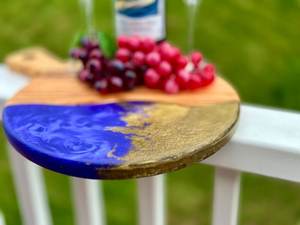 Planche à découper en bois de qualité supérieure avec poignée en résine, ronde, faite à la main, épaisseur 1,5 cm, passe au lave-vaisselle, pour la préparation et le service des aliments - Product Image 2