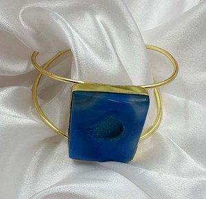 Bracelet manchette ajustable en pierre géode bleue naturelle, double fil plaqué or, avec pierres précieuses - Product Image 4