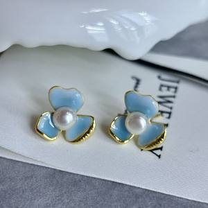 Boucles d'oreilles exquises en perles d'eau douce haut de gamme, argent sterling bleu, motifs floraux élégants, explosion florale bleue naturelle et élégante - Product Image 5