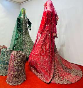 Lehenga de estilo corto de terciopelo con Sendero largo, piedra de Jarkan total y aspecto de boda Mahamantra con detalles pesados - Product Image 5