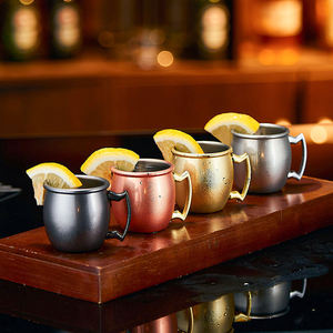 Juego de tazas Moscow Mule que incluye tazas de 18 oz y vasos de chupito de acero inoxidable plateado y cobre con asas, artículos de bar. - Product Image 3