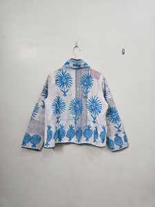 เสื้อแจ็คเก็ตผ้าฝ้ายปักลายกันตะวินเทจสุดตระการตา สีครามลายดอกทับทิม ศิลปะพื้นบ้าน สื่อถึงความอุดมสมบูรณ์และมรดกทางวัฒนธรรม - Product Image 4