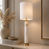 Lampe de table d'appoint en marbre design avec finition dorée luxueuse, forme linéaire épurée et beauté décorative moderne