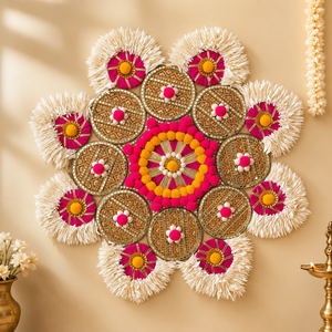 Décoration murale artisanale Rangoli florale rose et jaune, pompons, perles et mandala doré pour la décoration festive de la maison à l'occasion du Diwali et des Puja - Product Image 1