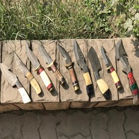 Couteau de camping en acier Damas au meilleur prix, lot assorti, variété de couvertures en cuir, fait main, entièrement tranchant, haute qualité, durable, garantie 3 ans