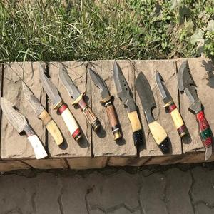 Couteaux à lame de Damas au meilleur prix, lot assorti avec étui en cuir, faits à la main, entièrement affûtés, sans rejets - Product Image 1