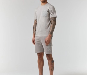 เสื้อยืดคอตตอนสีเทาแบบเรียบง่ายทรงปกติสำหรับผู้ชาย ดีไซน์สั่งทำพิเศษ พร้อมกระเป๋าและกางเกงขาสั้นเข้าชุด รุ่นใหม่ล่าสุด - Product Image 2