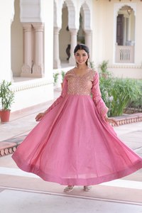 Ensemble de robe Anarkali élégante en or brodé de Zari et de paillettes avec dupatta |   Vêtements de mariage et de fête pour femmes - Product Image 3