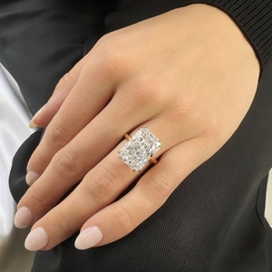 Bague de fiançailles classique solitaire taille radiant 11.06 CT en or jaune massif avec monture à griffes fendues en or blanc, certifiée IGI - Product Image 6