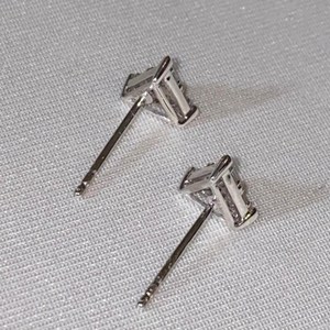 Pendientes de Diamantes con Corte Redondo en Forma de Triángulo, Cultivados en Laboratorio, Oro Blanco de 14K, Joyería Fina Moderna y Minimalista para Parejas - Product Image 6