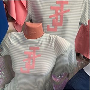 เสื้อยืดผู้หญิงสีขาว แขนสั้น ทรงเปปลัม ผ้าริบเนื้อสัมผัสพิเศษ คอวี ชายเสื้อทรงบาน สวมใส่สบาย ทรงปกติ เหมาะสำหรับฤดูร้อน เป็นมิตรต่อสิ่งแวดล้อม ระบายอากาศได้ดี - Product Image 5
