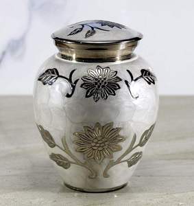 Urna Funeraria de Latón Grabada en Plata y Oro para Cenizas Humanas - Urna Conmemorativa Funeraria para Adultos Hecha a Mano - Product Image 5