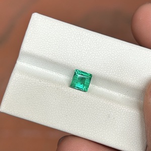 Esmeralda Natural de Zambia de Lujo, 1.06 Quilates, Verde Intenso, Corte Cuadrado Escalonado, Gema Preciosa Suelta para Joyería Fina Personalizada - Product Image 2
