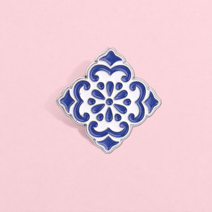 Épinglette en métal motif carreaux azulejo portugais bleus et blancs, broche traditionnelle ibérique en céramique émaillée - Product Image 4