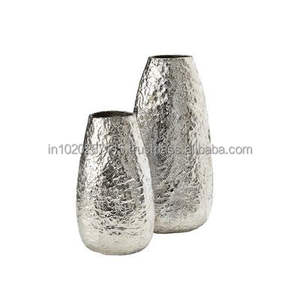 Florero alto de metal plateado mate con curvas limpias y acabado pulido perfecto para decoración del hogar o eventos de recepción - Product Image 4