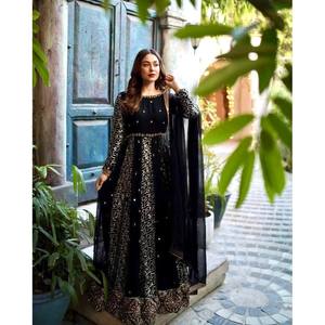 Robe de soirée artisanale de créateur avec magnifique dupatta, silhouette en A, idéale pour les fêtes - Product Image 3