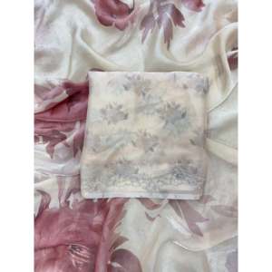 Ropa Tradicional China de Diseñador: Hermoso Sari con Estampado Floral y Trabajo de Diamantes - Product Image 1