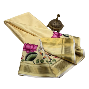 Sari de Seda Suave Dorado con Diseño Tradicional de Vacas y Borde Decorativo - Product Image 2