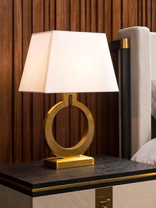 Lámpara de Mesa de Metal con Columna Acanalada, Base de Hierro Dorado Cepillado, Pantalla de Tela Premium, Iluminación Ambiental Cálida para Interiores de Lujo - Product Image 5