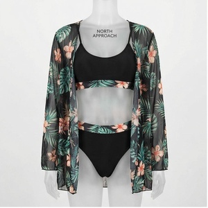 Ensemble de yoga 2 pièces imprimé papillon bleu avec finition dorée, body à col en V profond et jupe portefeuille longueur genou - Product Image 1