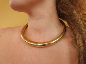 Collar de Gargantilla de Latón Chapado en Oro para Mujer, Diseño Geométrico Minimalista y Liso - Product Image 1